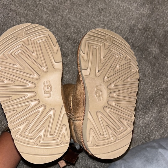 UGG® Bailey Bow II Toddler Boot - Picture 3 of 7